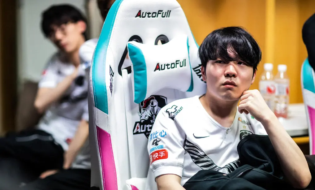 包含Rookie赛事官方发布回归赛场新规，MAD争议不断！的词条